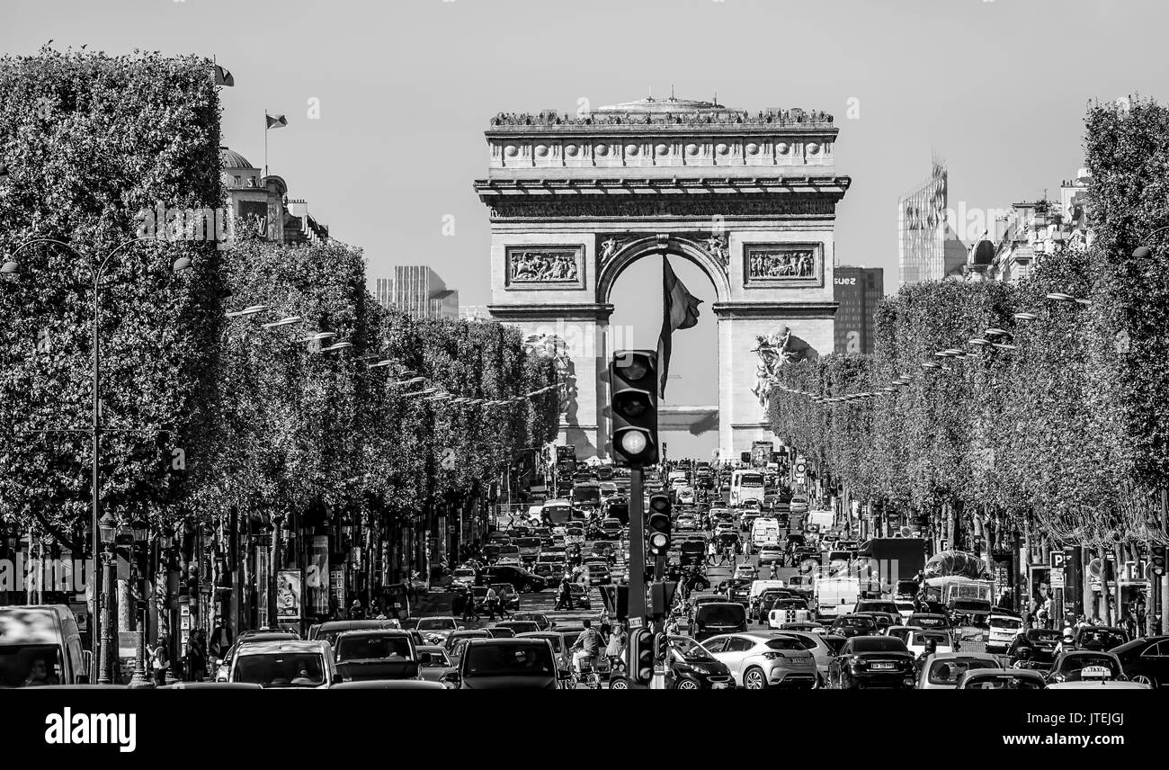 Viel Verkehr auf dem Boulevard Champs Elysees in Paris mit Arc de Triomphe - Triumphe Arch Stockfoto