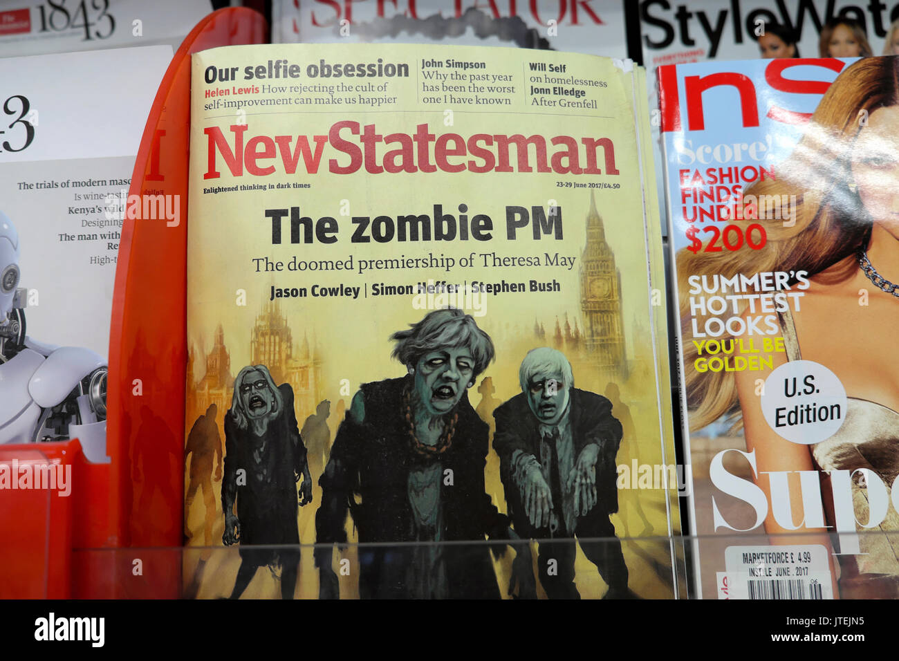 "Der Zombie PM" Theresa May, mit Tory MPs Amber Rudd und Boris Johnson und Parlamentsgebäude auf dem Cover der New Statesman magazine London Stockfoto