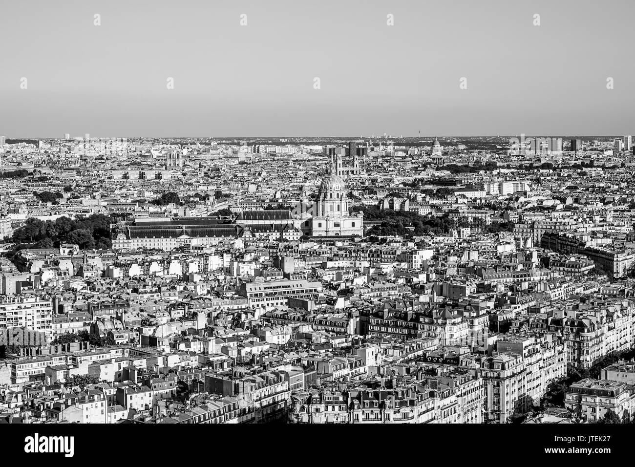 Weitwinkel-Blick über die Stadt Paris an einem heißen Sommertag - Luftaufnahme Stockfoto