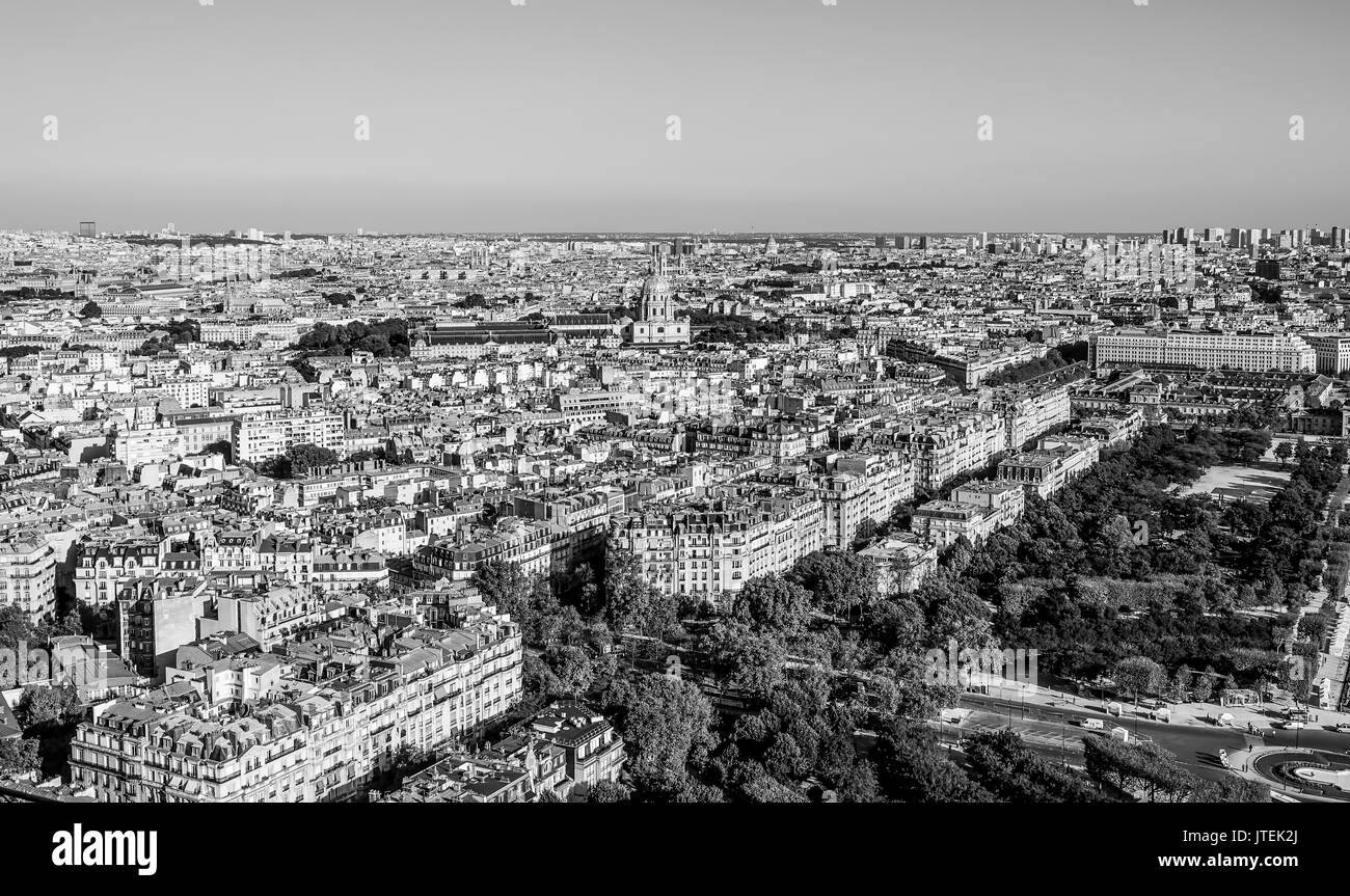 Weitwinkel-Blick über die Stadt Paris an einem heißen Sommertag - Luftaufnahme Stockfoto