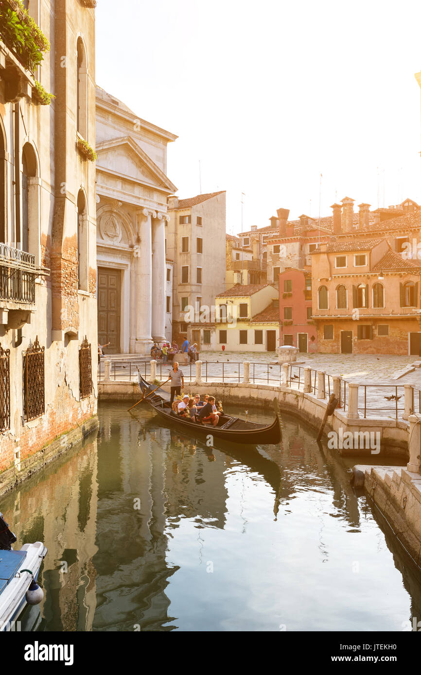 Italien, Venedig - 22. Juli 2017: Gondelfahrt in kleinen Kanal Stockfoto