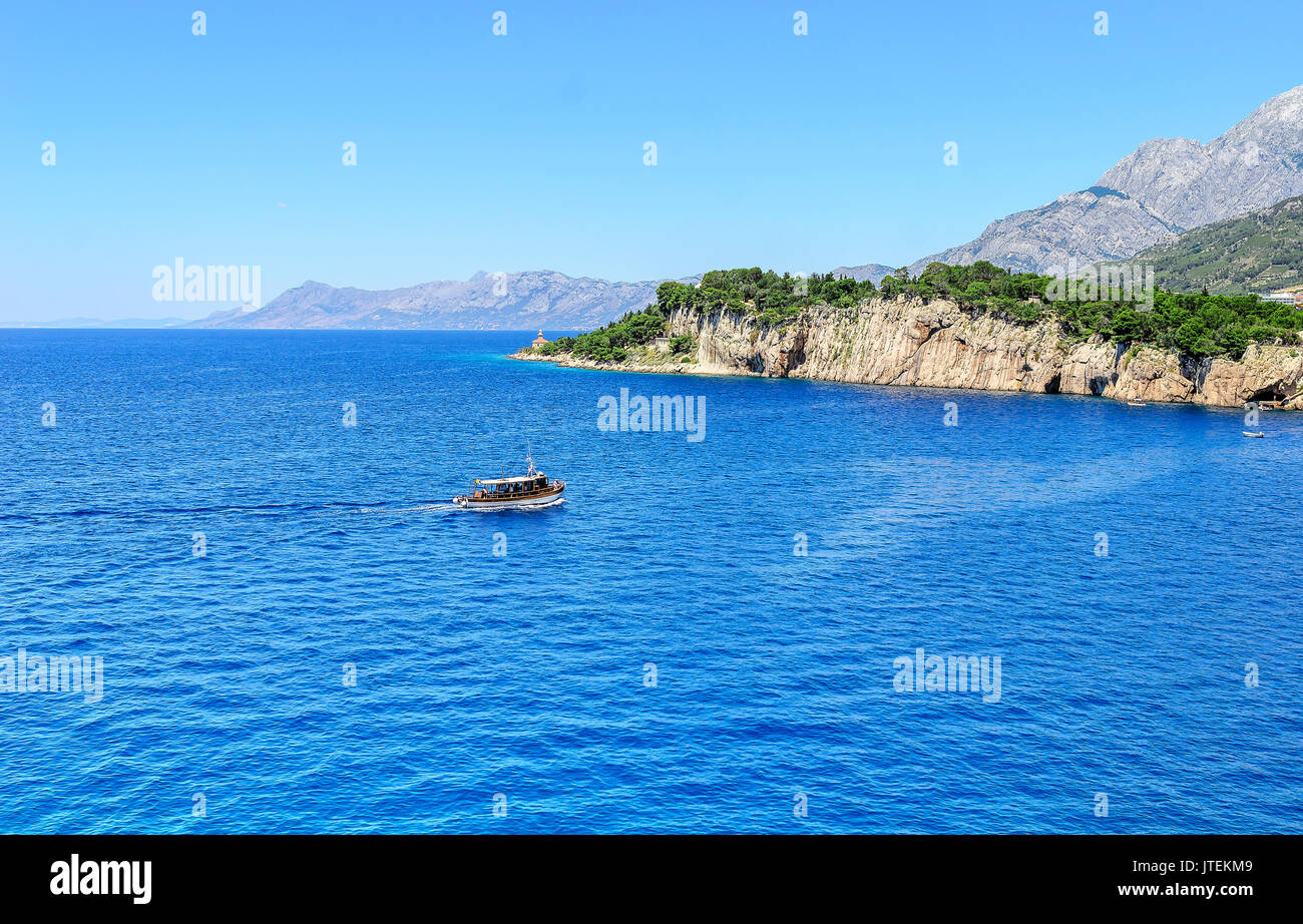 Boot auf dem Meer in Kroatien. Stockfoto
