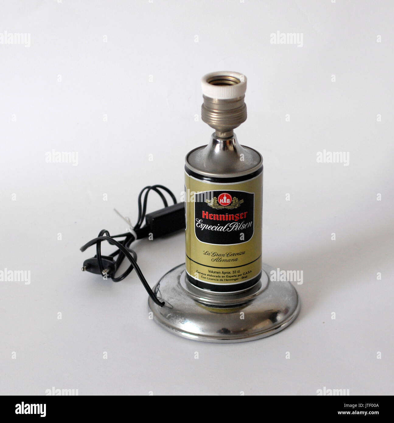 Vintage Aluminium Lampe aus einer Bierkne Stockfoto