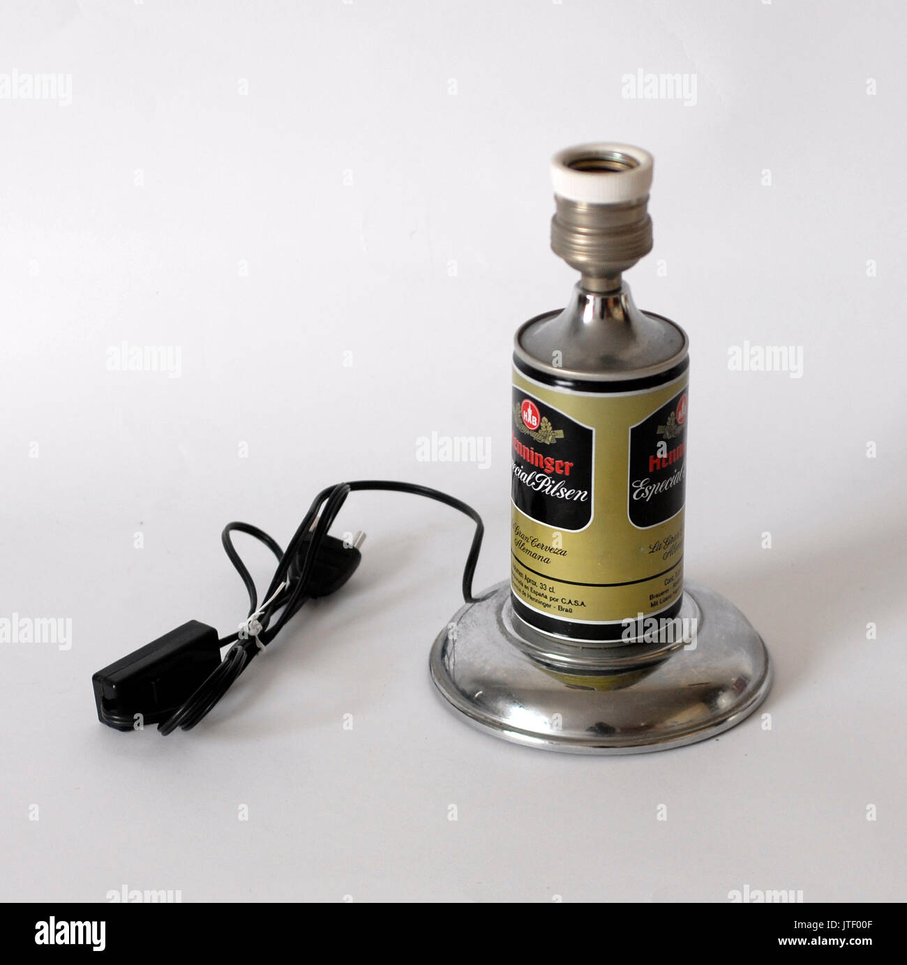 Vintage Aluminium Lampe aus einer Bierkne Stockfoto