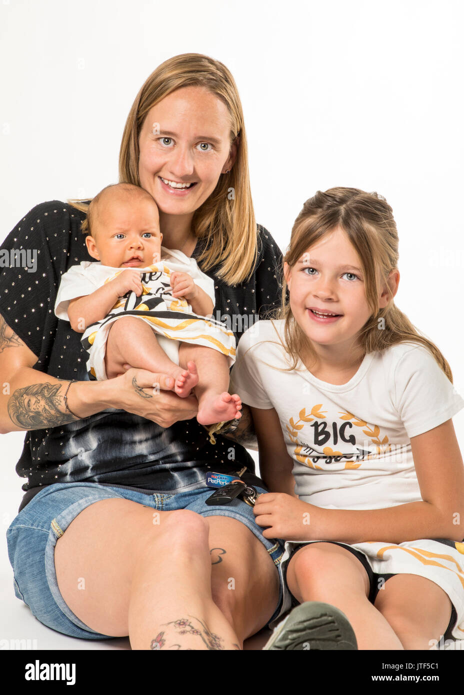 Studio-Porträt der Mutter, 7 jährige Tochter & 7 Wochen altes baby Stockfoto