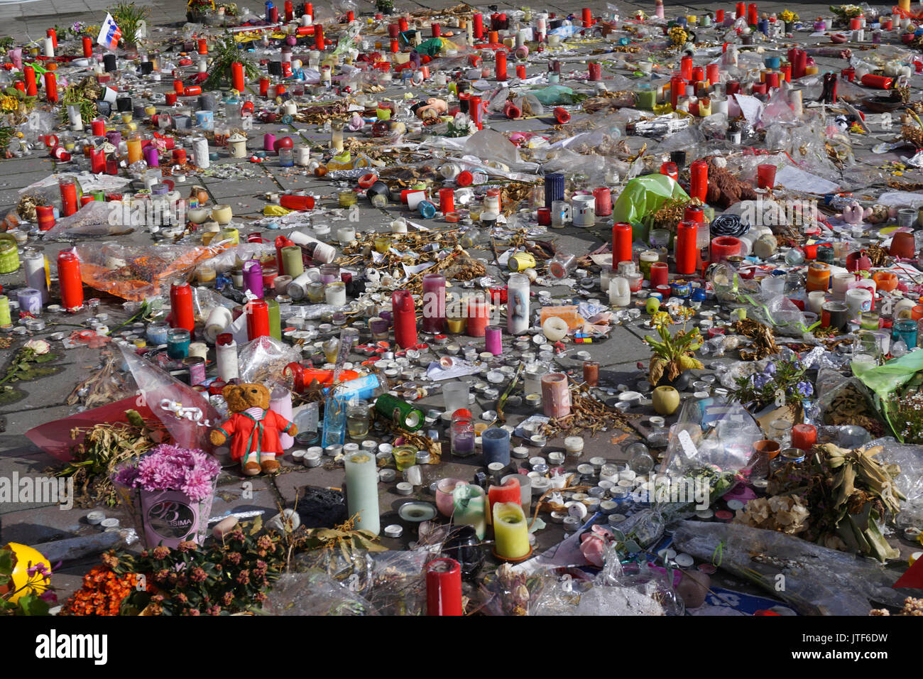 Kerzen und Blumen zum Gedenken an die Opfer des Terrorismus Angriff Belgien Stockfoto