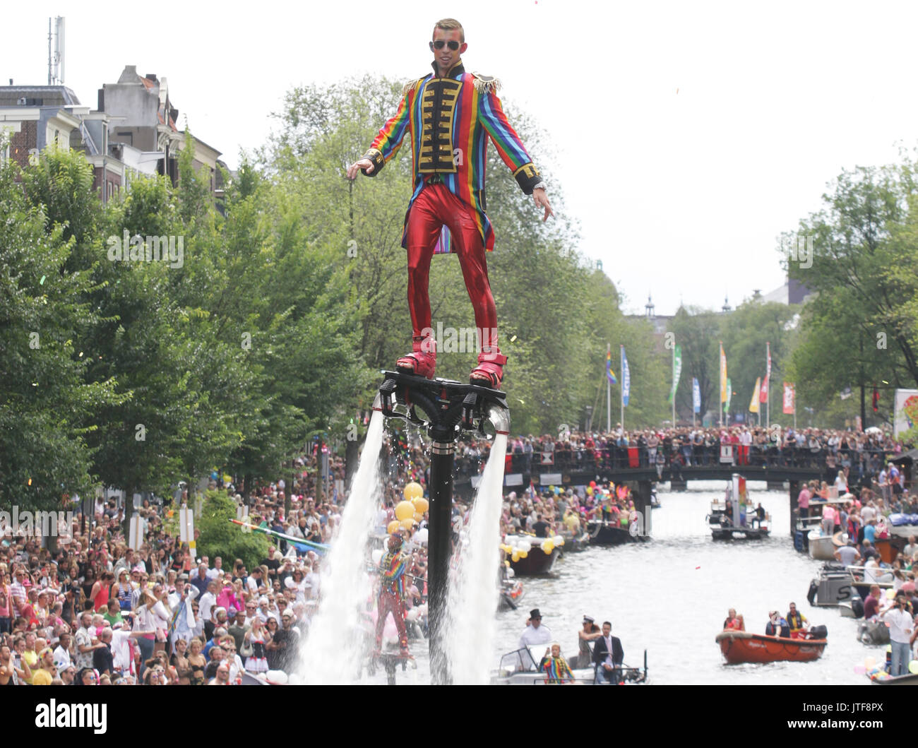 Die Nachtschwärmer auf dem Schiff in der Prinsengracht Kanal an der Gracht in Amsterdam In Amsterdam Gay Pride Parade am 5. August 2017 in Amsterdam Stockfoto