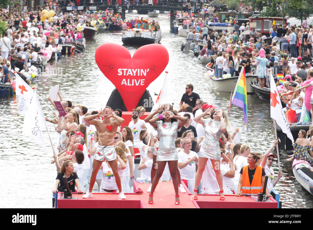 Die Nachtschwärmer auf dem Schiff in der Prinsengracht Kanal an der Gracht in Amsterdam In Amsterdam Gay Pride Parade am 5. August 2017 in Amsterdam Stockfoto