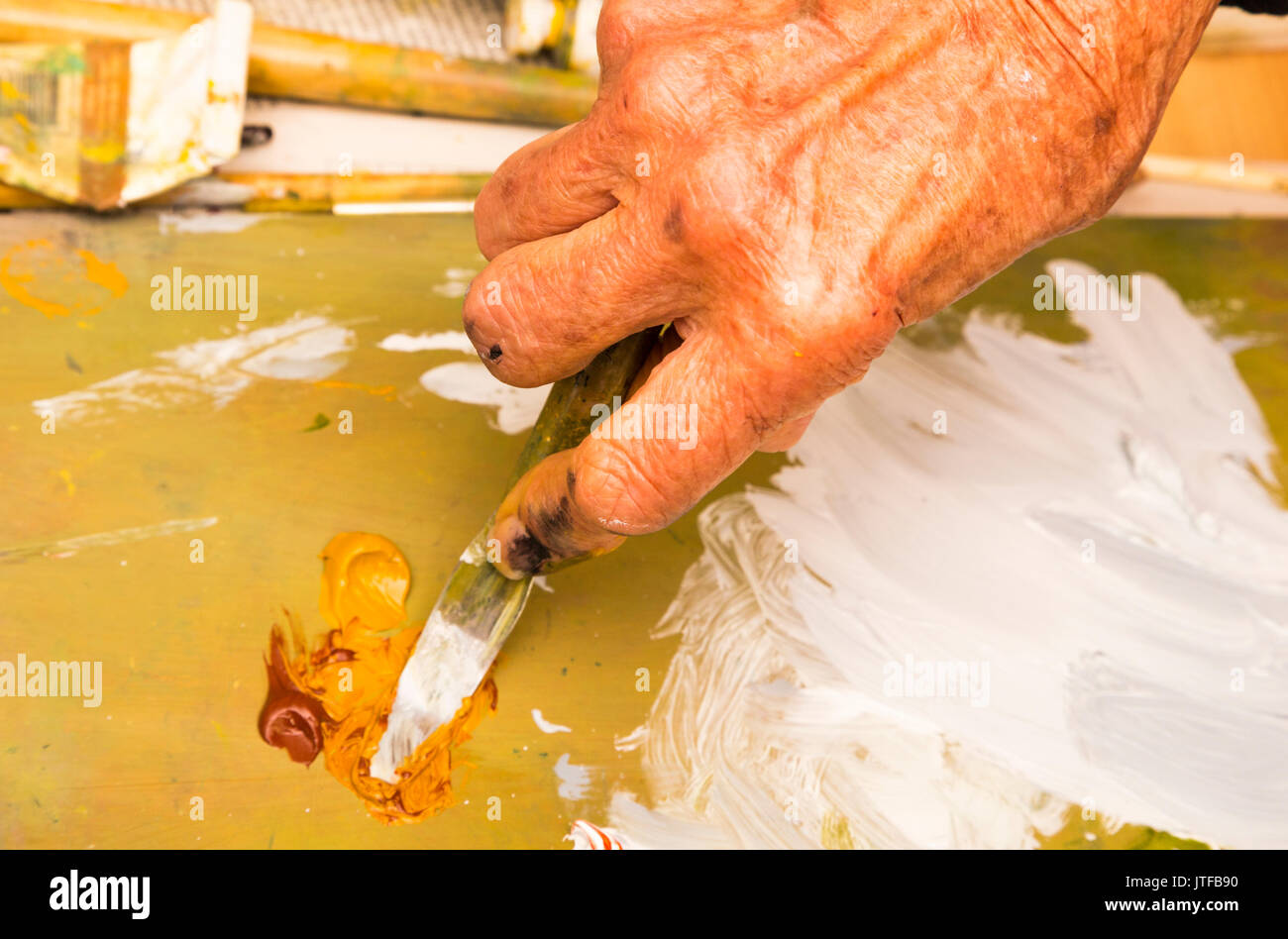 Ältere Frau Mischen von Ölfarben mit Spatel, Nahaufnahme der Hand Stockfoto