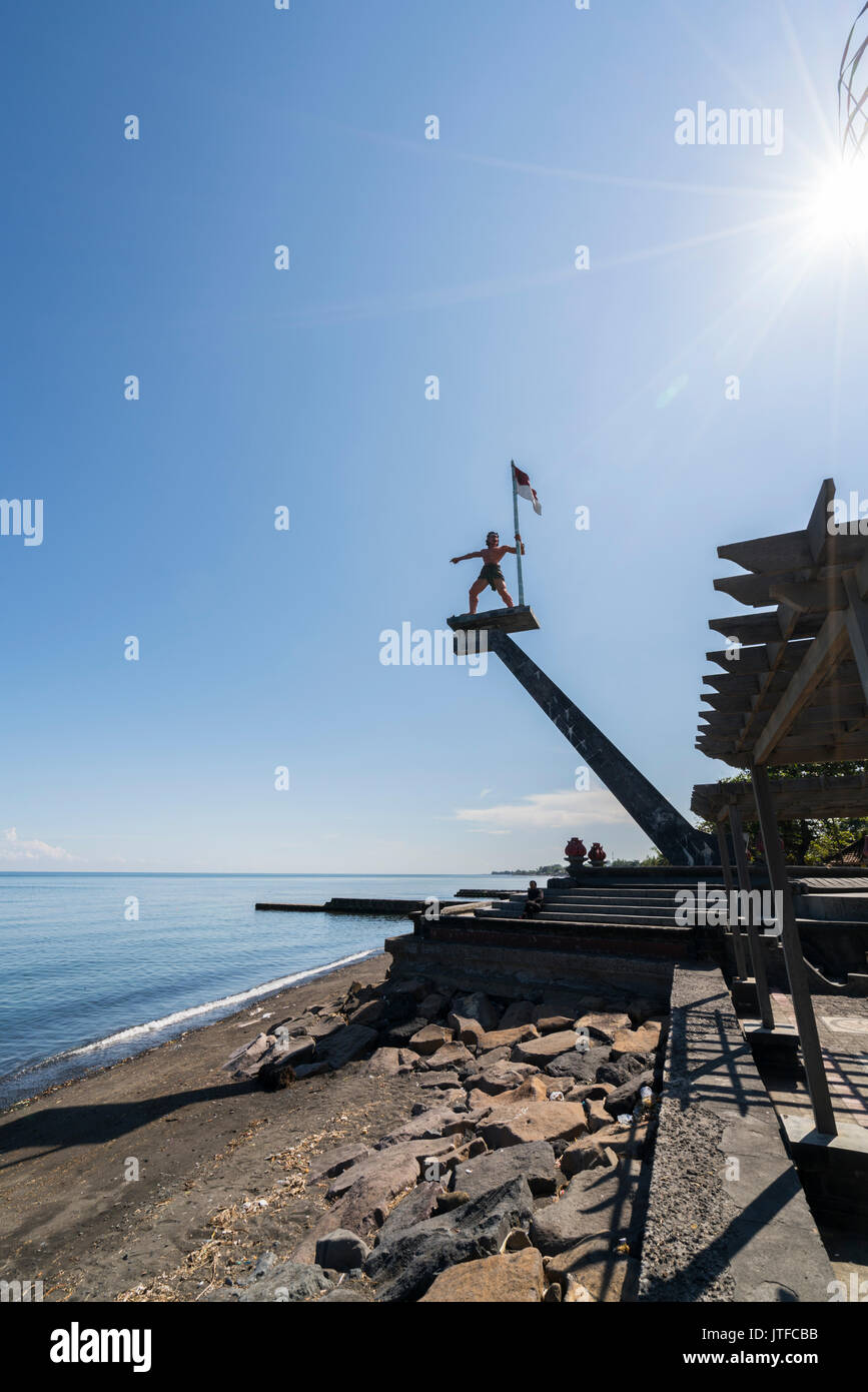 Statue des Freiheitskämpfers auf dem alten Hafen, zum Gedenken an die Befreiung von der niederländischen Kolonialherrschaft in Indonesien Stockfoto