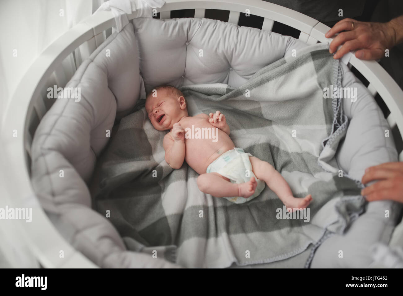 Süßes Neugeborenes im großen Bett liegen Stockfoto