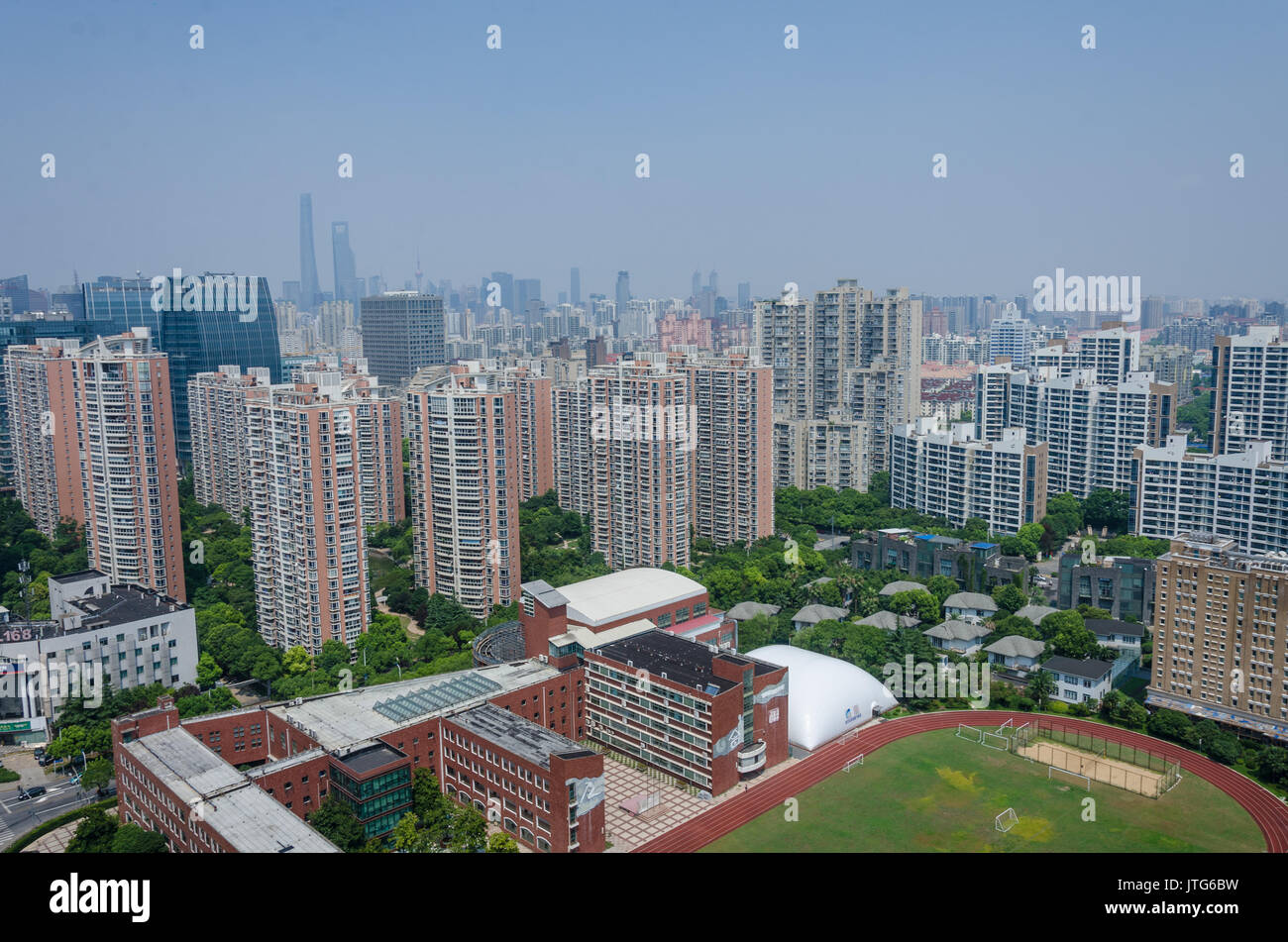 Blick auf die Skyline von Shanghai suchen Form der Spitze eines Mehrfamilienhauses. Stockfoto