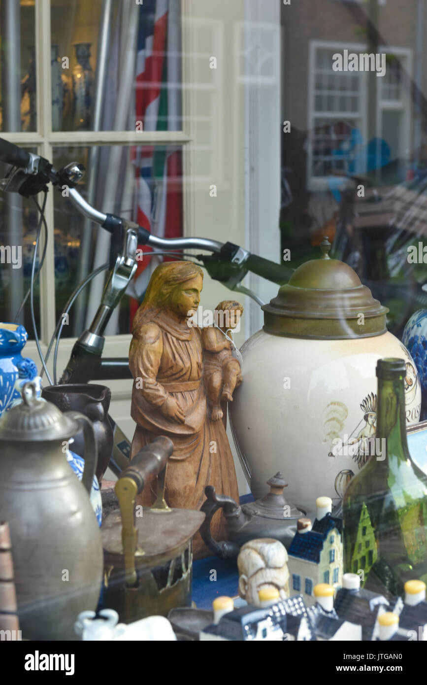 Artikel zum Verkauf einschließlich Delfter Blau Töpferei in einem Schaufenster in Delft, Südholland, Niederlande Stockfoto