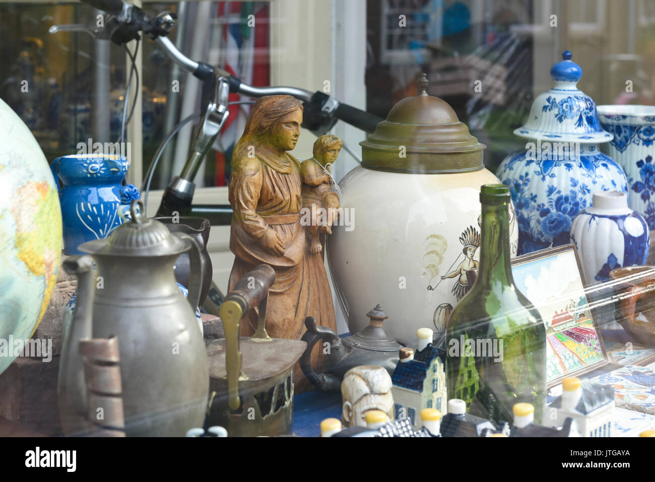 Artikel zum Verkauf einschließlich Delfter Blau Töpferei in einem Schaufenster in Delft, Südholland, Niederlande Stockfoto