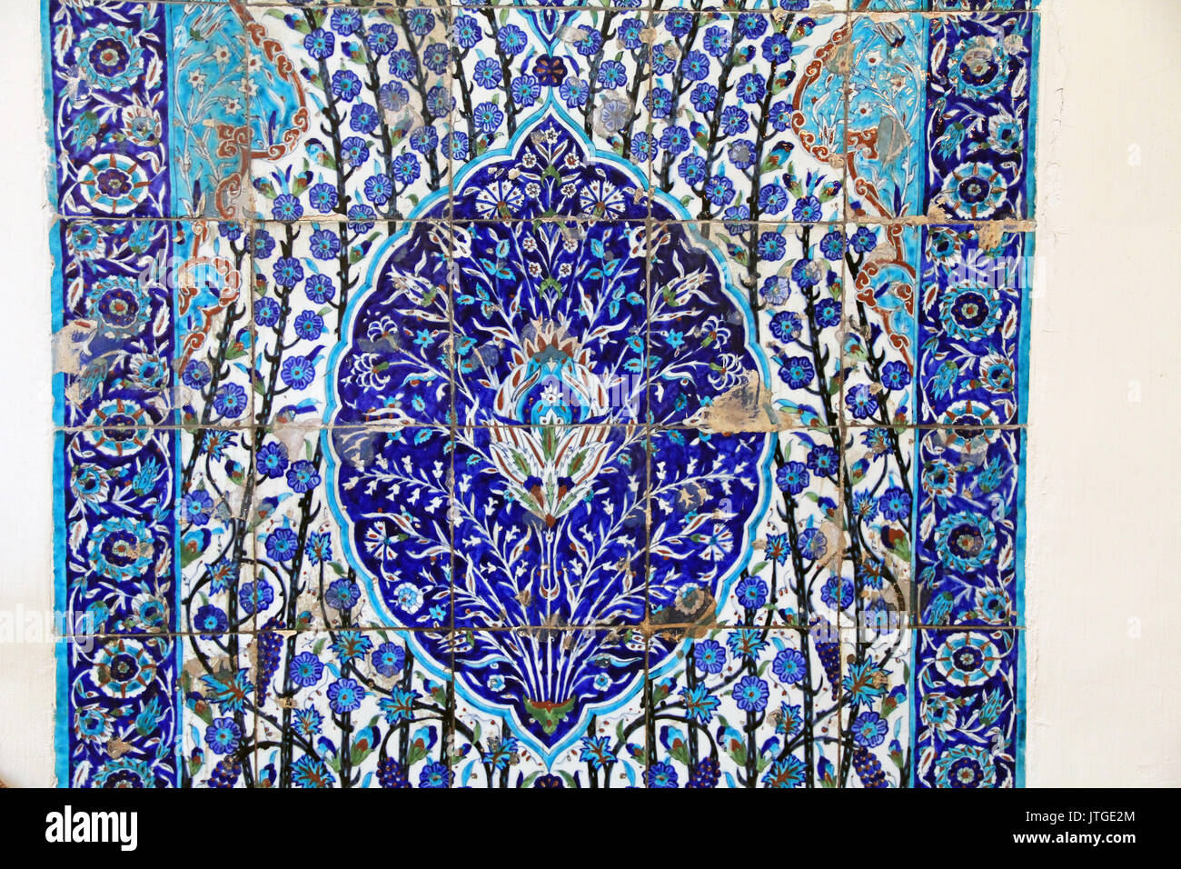 Antike kobalt blau geblümten Fliesen Gefunden in Israel. Stockfoto