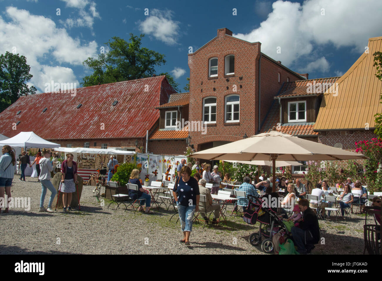 Wochenende Handwerk und Markt am Darm Goertz Immobilien in Ost Holstein, Deutschland Stockfoto