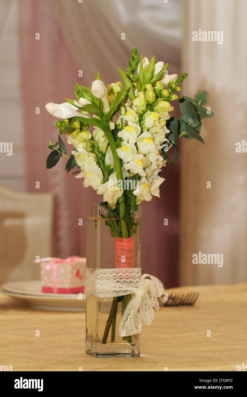 White Bouquet von wilden Blumen im Restaurant Hochzeit gewidmet Stockfoto
