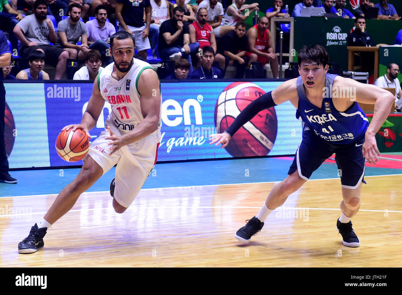 Jounieh Libanon. 8 Aug, 2017. Der Libanon Haidar Ali (L) konkurriert bei der FIBA Asien Cup 2017 gegen Süden Kroea in Jounieh, Libanon, am Aug 8, 2017. Libanon gewann 72-66. Credit: Zhao Dingzhe/Xinhua/Alamy leben Nachrichten Stockfoto