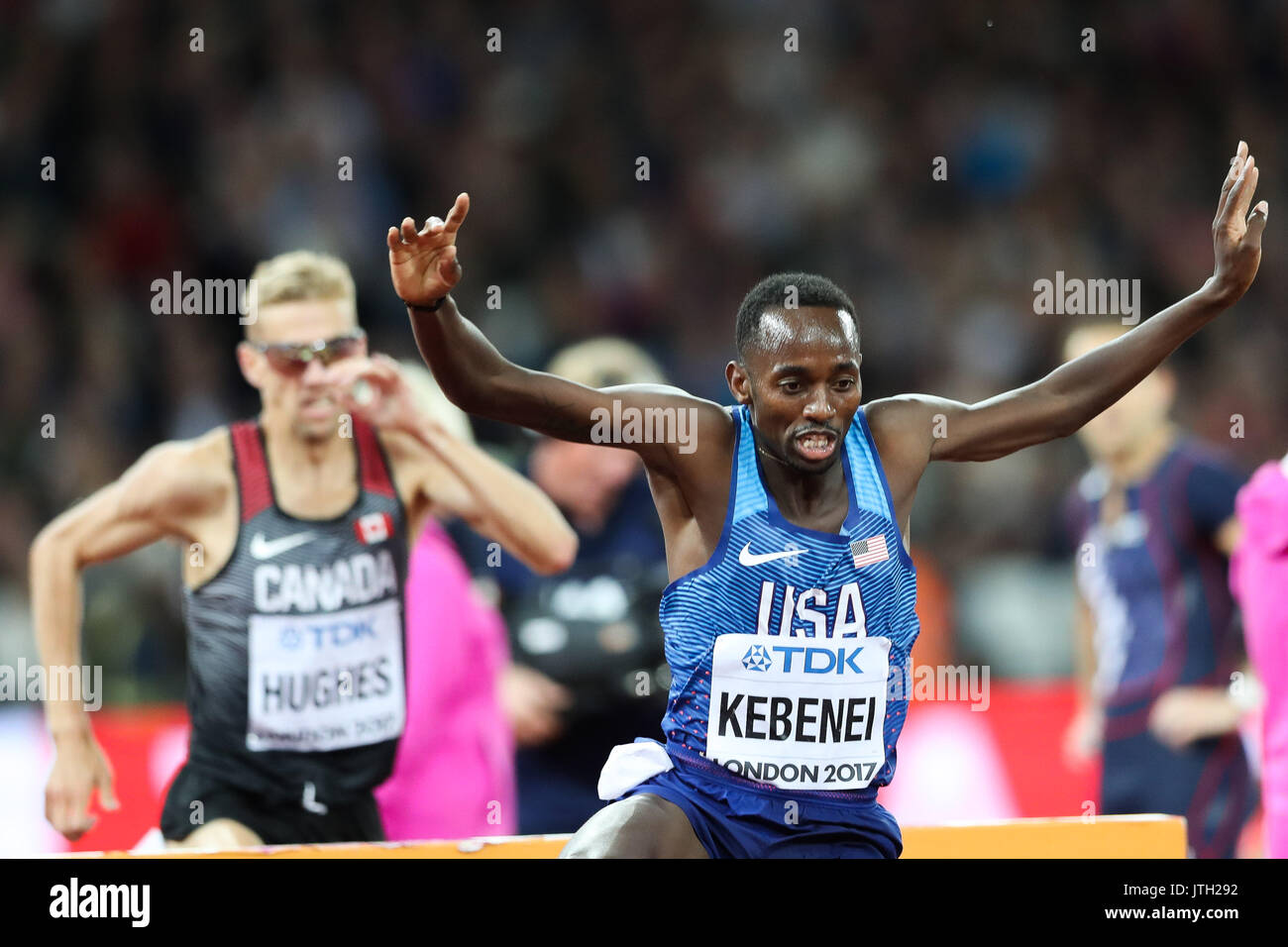 London, Großbritannien. 08 Aug, 2017. London, 08. August 2017. Stanley Kipkoech Kebenei, USA, vor Matthew Hughes, Kanada, in der die Männer 3.000 m Hindernis final an Tag fünf der IAAF London 2017 Weltmeisterschaften am London Stadion. Credit: Paul Davey/Alamy leben Nachrichten Stockfoto