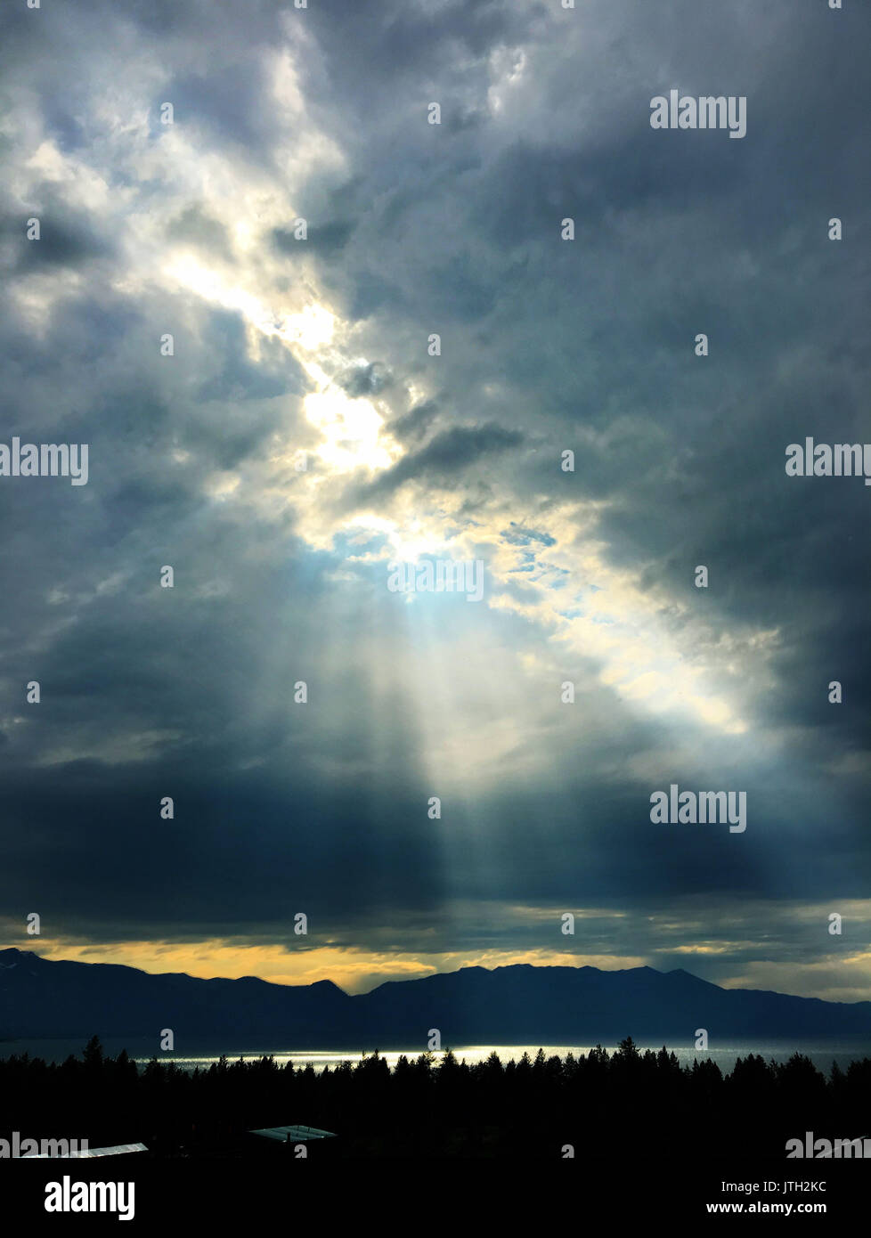 South Lake Tahoe, CA, USA. 8 Aug, 2017. Wetter über Lake Tahoe ging von einem Extrem zum anderen Sonntag, August 7th, 2017. Von Donner und Blitz blauen Himmel zu löschen. Credit: Marty Bicek/ZUMA Draht/Alamy leben Nachrichten Stockfoto