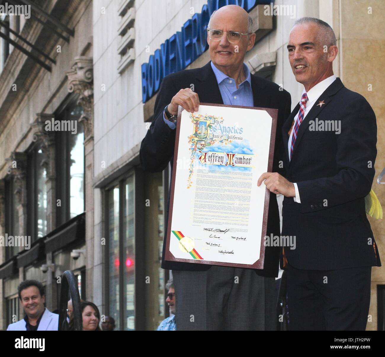 Hollywood, Kalifornien, USA. 7 Aug, 2017. Ich 15918 CHW. Jeffrey Tambor geehrt mit Stern auf dem Hollywood Walk of Fame. 6320 Hollywood Boulevard, Hollywood, Kalifornien, USA 08/08/2017. Jeffrey Tambor und MITCH O'Farrell. © Clinton H. Wallace/Photomundo International / Fotos inkl Credit: Clinton Wallace/Kugel Fotos/ZUMA Draht/Alamy leben Nachrichten Stockfoto