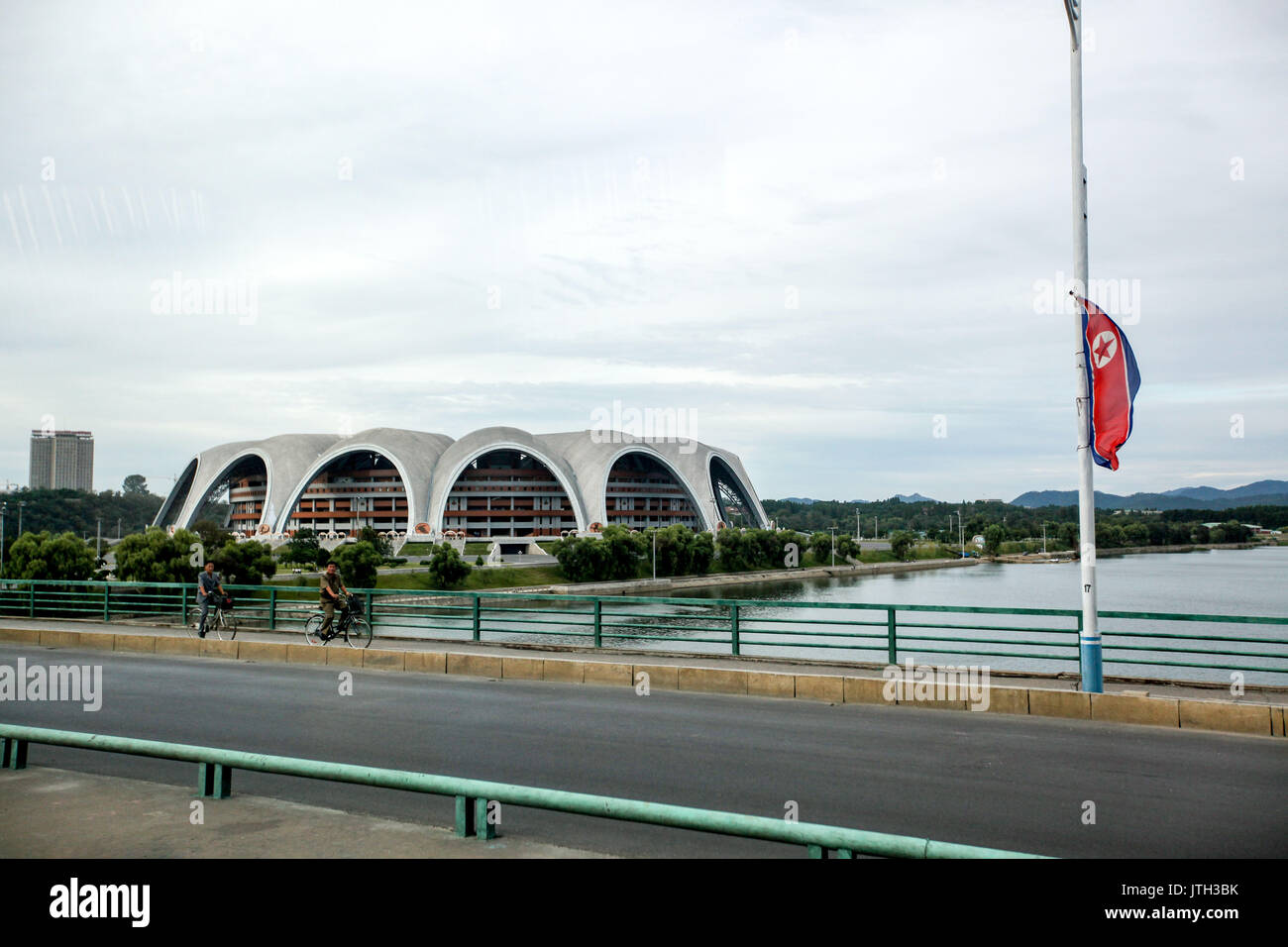 Pjöngjang Pjöngjang, China. 8 Aug, 2017. Pyongyang, North Korea-August 8 2017: (redaktionelle Verwendung. CHINA) Die Rungrado 1. Mai Stadion ist ein Fußballstadion in Pyongyang, Nordkorea, die am 1. Mai 1989 abgeschlossen. Es ist das größte Stadion der Welt mit einer Kapazität von insgesamt 114.000. Die Website nimmt eine Fläche von 20,7 Hektar (51 Morgen). Es ist nicht mit dem in der Nähe gelegenen 50.000 Kapazität Kim Il-sung Stadion verwirrt zu werden. Credit: SIPA Asien/ZUMA Draht/Alamy leben Nachrichten Stockfoto