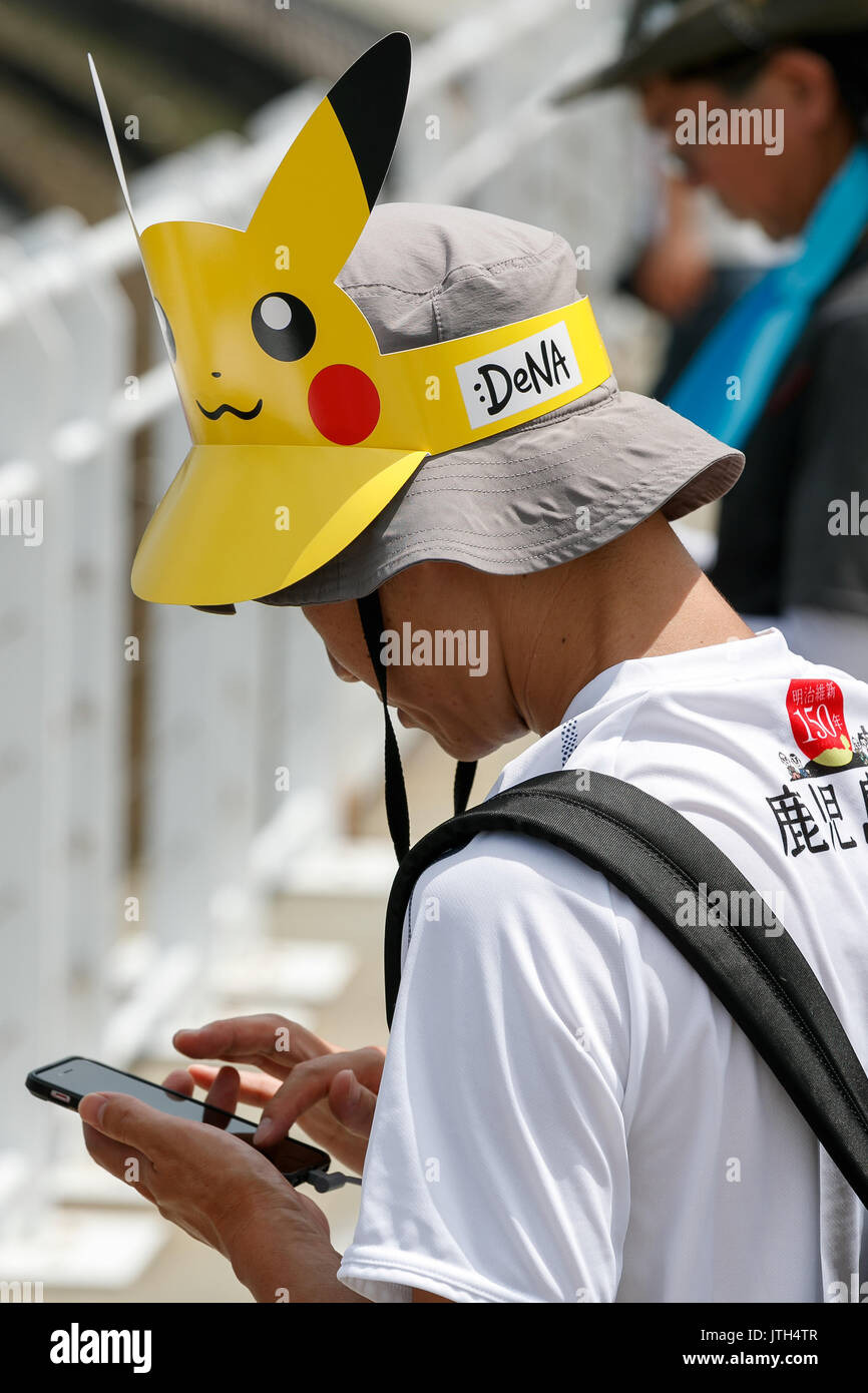 Yokohama, Japan. 9. August 2017. Ein Mann spielt ''Pokemon Gehen'' auf seinem Smartphone an einem der heißesten Tage des Sommers bei Pokemon GEHEN PARK in Yokohama Minatomirai am 9. August 2017, Yokohama, Japan. Hunderte von Pokemon GO app Fans versammelten sich in der speziellen Pokemon gehen Park, 2 km Bereich einschließlich spezielle PokeStops und PokemonGyms, Zeichen zu sammeln. Minatomirai hält eine jährliche Pokemon Veranstaltung einschließlich einer Parade von 1500 Pikachu durch die Gegend und dieses Jahr Pokemon gehen Sehenswürdigkeiten hinzugefügt hat. Pokemon gehen Park ist geöffnet vom 9. August bis 15. Credit: Rodrigo Reyes Marin/LBA/Alamy leben Nachrichten Stockfoto