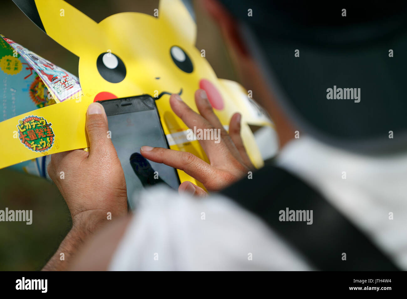Yokohama, Japan. 9. August 2017. Ein Mann spielt ''Pokemon Gehen'' auf seinem Smartphone an einem der heißesten Tage des Sommers bei Pokemon GEHEN PARK in Yokohama Minatomirai am 9. August 2017, Yokohama, Japan. Hunderte von Pokemon GO app Fans versammelten sich in der speziellen Pokemon gehen Park, 2 km Bereich einschließlich spezielle PokeStops und PokemonGyms, Zeichen zu sammeln. Minatomirai hält eine jährliche Pokemon Veranstaltung einschließlich einer Parade von 1500 Pikachu durch die Gegend und dieses Jahr Pokemon gehen Sehenswürdigkeiten hinzugefügt hat. Pokemon gehen Park ist geöffnet vom 9. August bis 15. Credit: Rodrigo Reyes Marin/LBA/Alamy leben Nachrichten Stockfoto