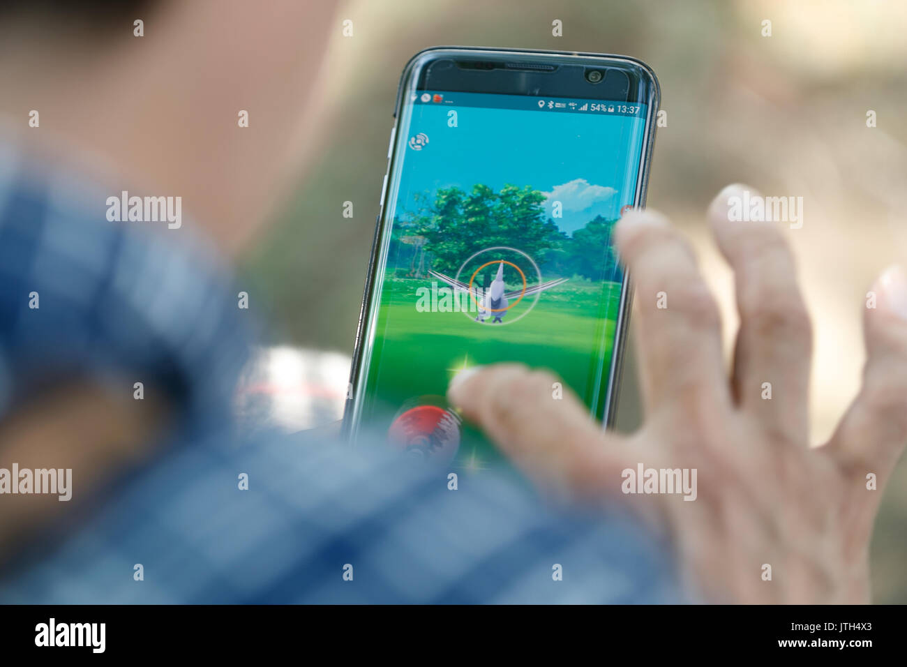 Yokohama, Japan. 9. August 2017. Ein Mann spielt ''Pokemon Gehen'' auf seinem Smartphone an einem der heißesten Tage des Sommers bei Pokemon GEHEN PARK in Yokohama Minatomirai am 9. August 2017, Yokohama, Japan. Hunderte von Pokemon GO app Fans versammelten sich in der speziellen Pokemon gehen Park, 2 km Bereich einschließlich spezielle PokeStops und PokemonGyms, Zeichen zu sammeln. Minatomirai hält eine jährliche Pokemon Veranstaltung einschließlich einer Parade von 1500 Pikachu durch die Gegend und dieses Jahr Pokemon gehen Sehenswürdigkeiten hinzugefügt hat. Pokemon gehen Park ist geöffnet vom 9. August bis 15. Credit: Rodrigo Reyes Marin/LBA/Alamy leben Nachrichten Stockfoto