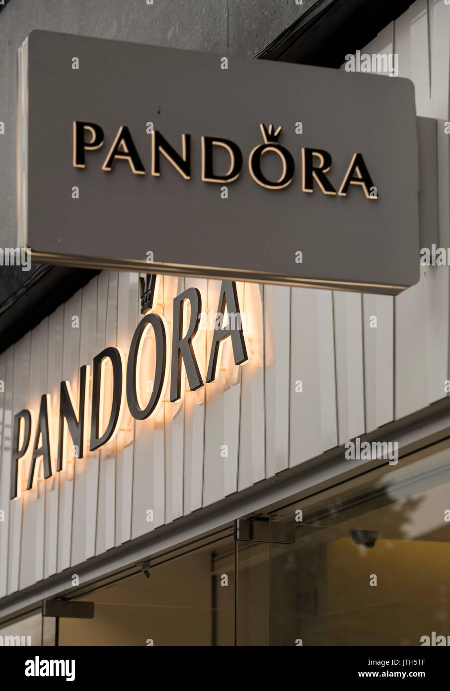 Brentwood, Essex, 9. August 2917 Dänische Schmuckhersteller Pandora veröffentlicht Ergebnisse 2. Quartal unter den Erwartungen. Das Unternehmen erzielte im zweiten Quartal einen Umsatz von 4,83 Milliarden Kronen, unterhalb der 4,90 Milliarden durchschnittliche Schätzung der Analysten von Reuters Befragten. Signage Fotos Stockfoto