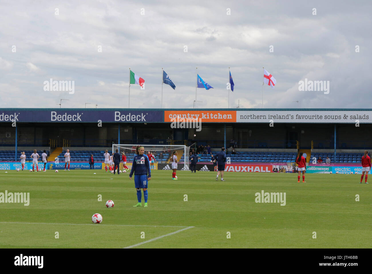 Mourneview Park, Lurgan, Nordirland. 08. August 2017. UEFA U19-Europameisterschaft der Frauen Gruppe B - Italien v England. Mourneview Park, Schauplatz für das heutige Spiel- und andere Spiele in der Meisterschaft. Quelle: David Hunter/Alamy Leben Nachrichten. Stockfoto