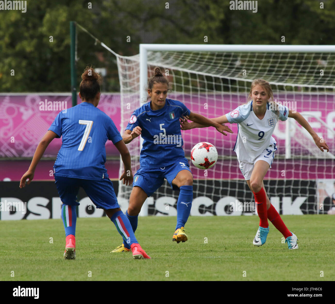 Mourneview Park, Lurgan, Nordirland. 08. August 2017. UEFA U19-Europameisterschaft der Frauen Gruppe B - Italien v England. Italiens Alice Tortelli (5) und England's Ellie Brasilien (9) in Aktion. Quelle: David Hunter/Alamy Leben Nachrichten. Stockfoto