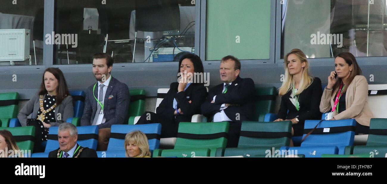 Nationale Fußball-Stadion im Windsor Park, Belfast, Nordirland. 08. August 2017. Die UEFA-U19-Europameisterschaft Gruppe A - Nordirland gegen Spanien. Der Oberbürgermeister von Belfast, Nuala McAllister (links), der ehemaligen Frauen footballer Nadine Kessler und IFA-Präsident David Martin (Mitte) und Sara Stand des IFA (rechts), um die Aktion zu sehen. Quelle: David Hunter/Alamy Leben Nachrichten. Stockfoto