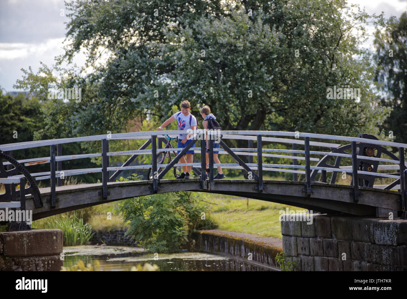 Clydebank, Glasgow, Schottland, Großbritannien. 9th. August 2017. Junge Jungs spielen Pooh-Stöcke, wenn das Sommerwetter zurückkehrt und Einheimische den Sommer auf dem Forth genießen und Clyde Kanal und Schottland fängt die Sonne und Großbritannien leidet anderes Wetter Kredit: gerard Ferry/Alamy Live News Stockfoto