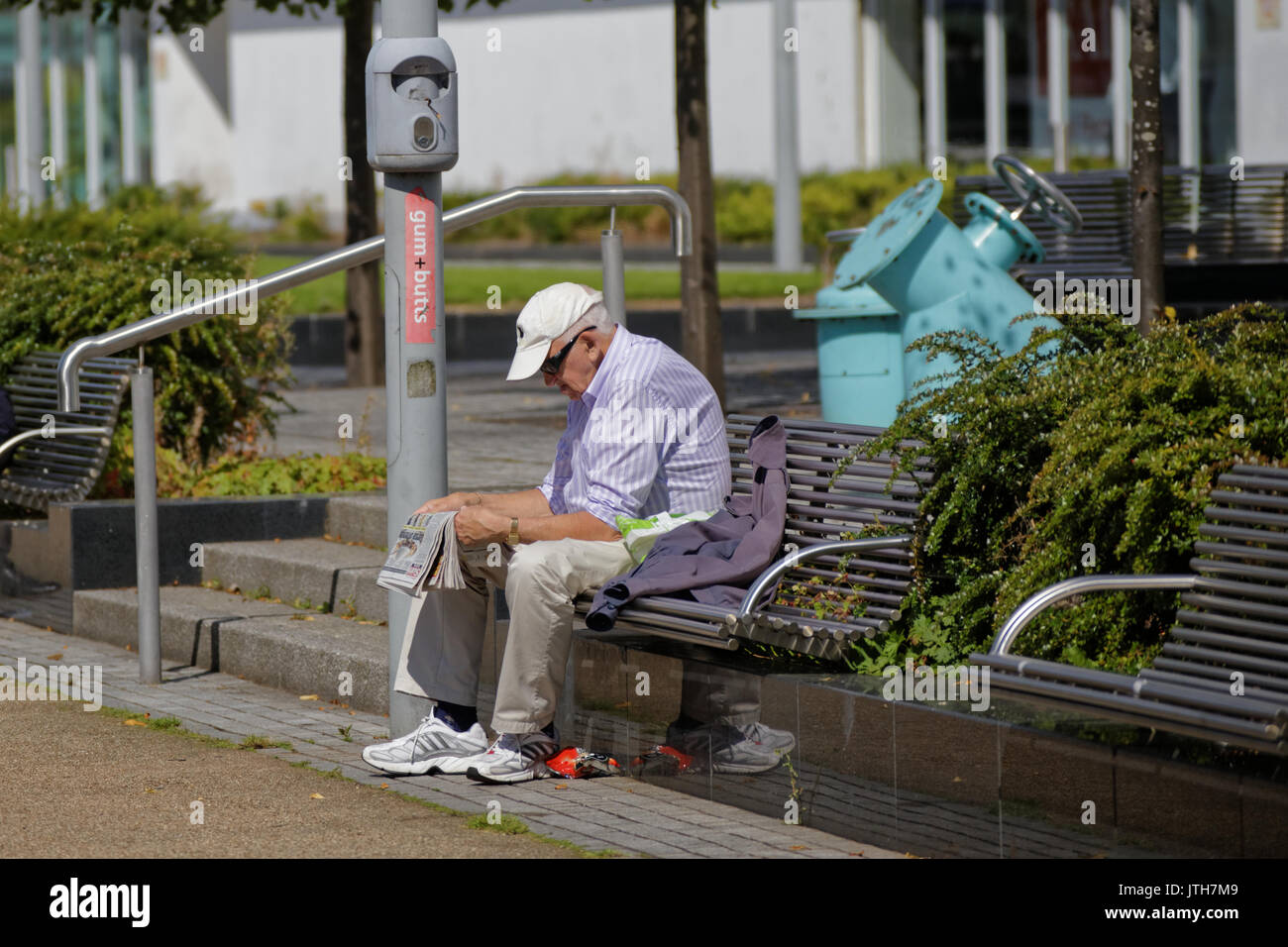 Clydebank, Glasgow, Schottland, Großbritannien. 9. August. Sommer Wetter gibt und lokalen lesen Zeitung genießen Sie den Sommer in Clydebank auf der Forth-and-Clyde-Kanal wie Schottland fängt die Sonne und die britische erleidet unterschiedliche Wetter Credit: Gerard Fähre / alamy Leben Nachrichten Stockfoto