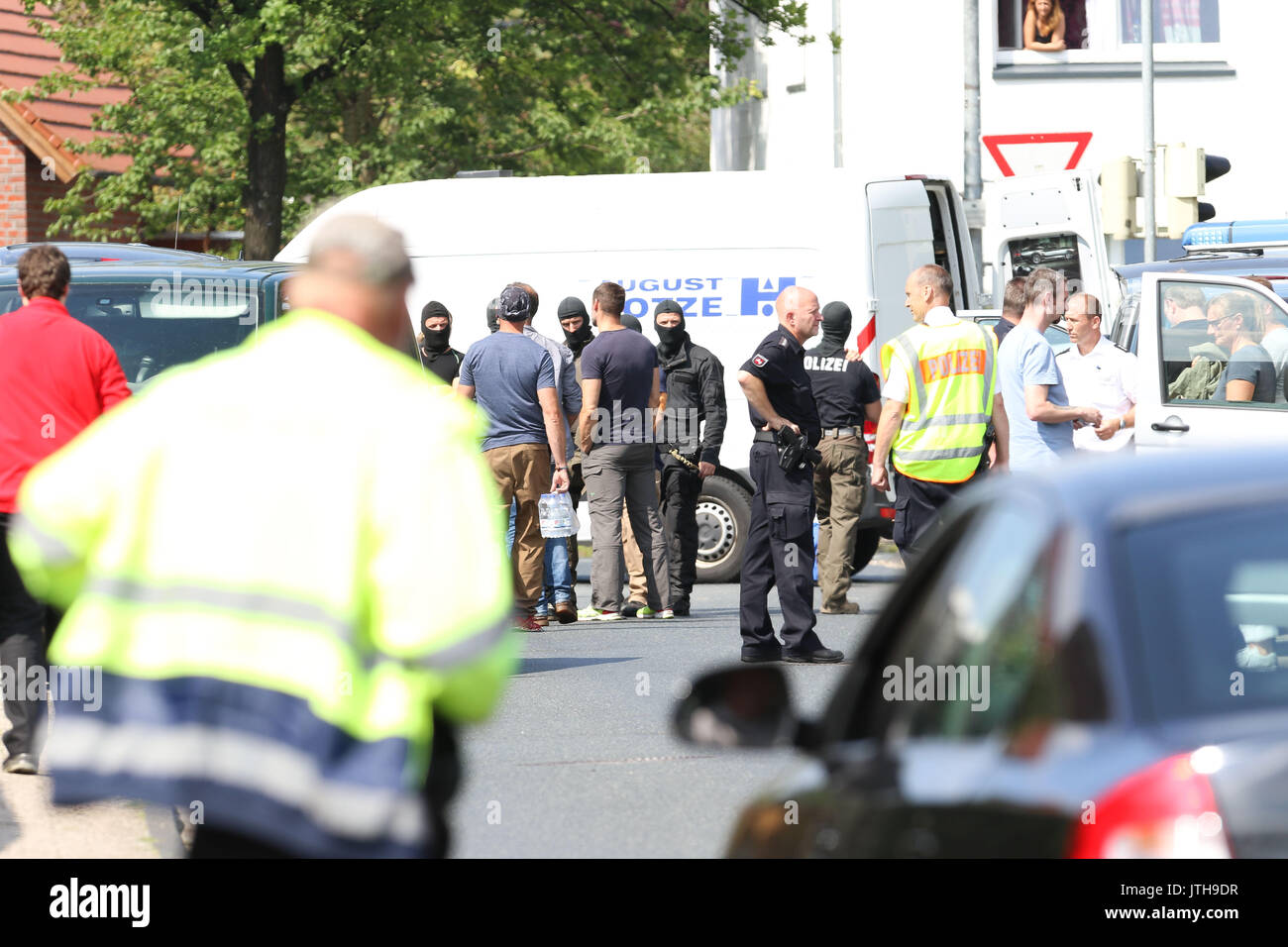 Oldenburg, Deutschland. 9 Aug, 2017. Polizei und Mitglieder einer Spezialeinheit der Polizei, SEK (spezialeinsatzkommando) sind in Oldenburg, Deutschland, 9. August 2017 bereitgestellt. Eine Frau hatte sich in ihrem Haus mit einer Feuerwaffe abgeschaltet. Foto: mohssen Assanimoghaddam/dpa/Alamy leben Nachrichten Stockfoto