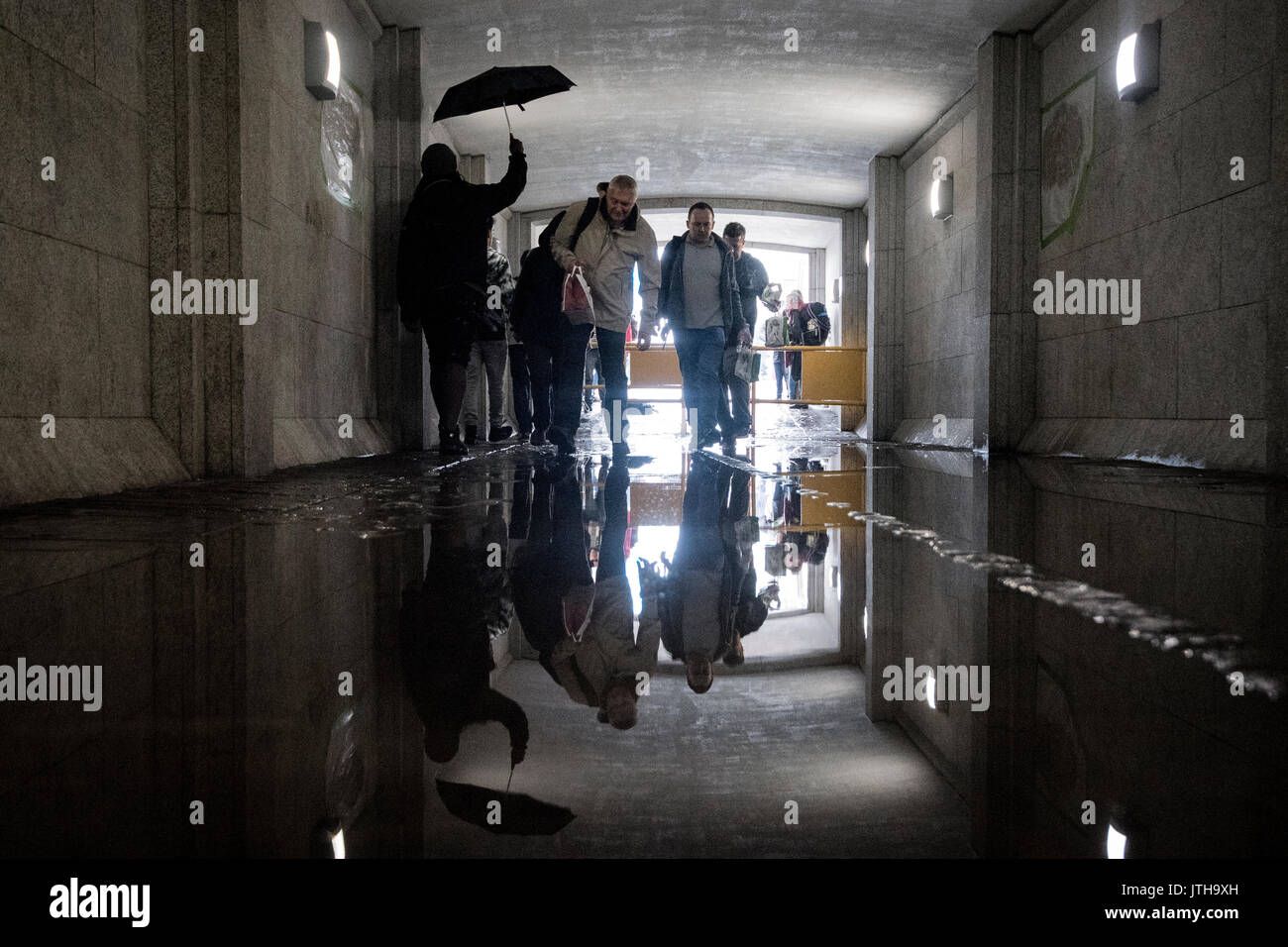 London, Großbritannien. 9. August 2017. Pendler durch eine flouded Tunnel unter die Westminster Bridge in London, UK als schwerer Regen trifft die Stadt. Credit: Ben Furst/Alamy Leben Nachrichten. Stockfoto