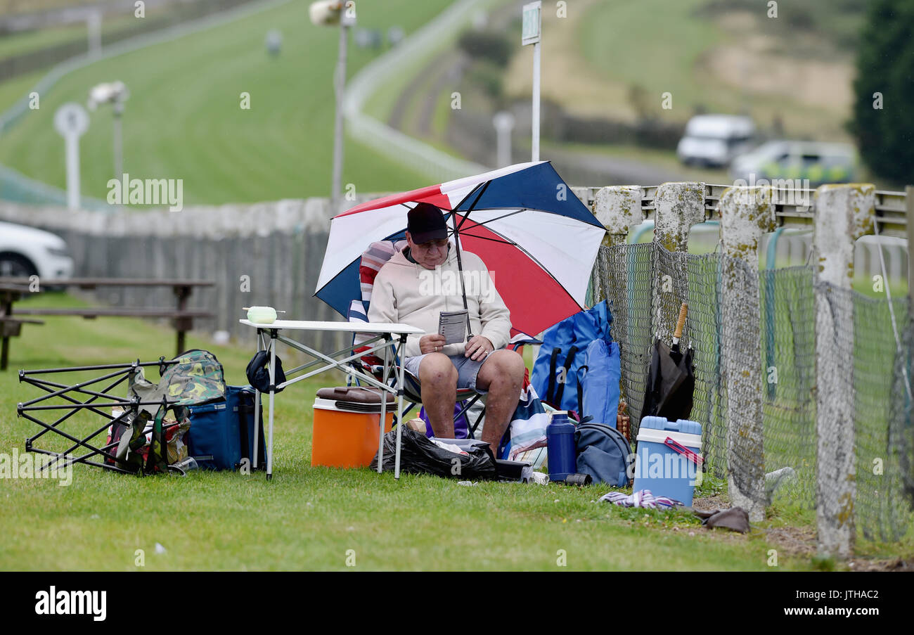 Brighton, UK. 9 Aug, 2017. Racegoers der Regen an der Marstons Race Day brave im Maronthonbet Festival der Racing am Brighton Racecourse: Simon Dack/Alamy leben Nachrichten Stockfoto