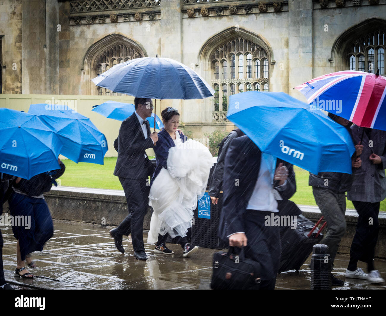 Chinesisch/asiatischen Hochzeit Hochzeit Tourismus Tourismus - asiatische Paar hat pre-nuptual Fotos Hochzeit im historischen Zentrum von Cambridge Großbritannien an einem regnerischen Tag genommen Stockfoto