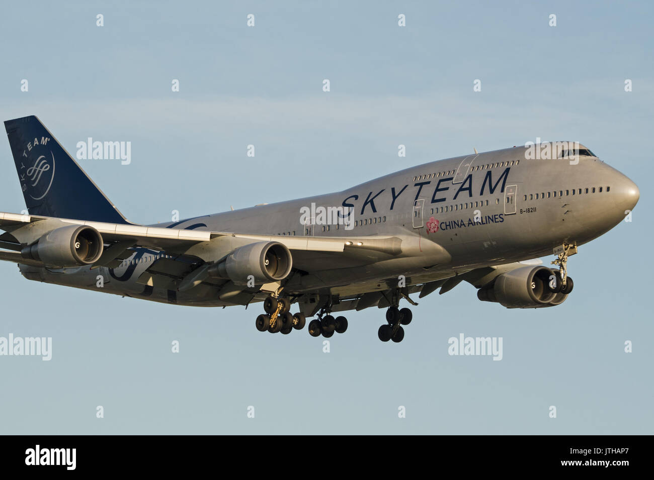 Juni 10, 2017 - Richmond, British Columbia, Kanada - China Airlines Boeing 747 (747-400) in speziellen "kyTeam'' Livery bemalt auf Final Approach Landeanflug auf Vancouver International Airport. Der SkyTeam Allianz von Fluggesellschaften hat 20 Mitgliedsfluggesellschaften. (Bild: © bayne Stanley über ZUMA Draht) Stockfoto