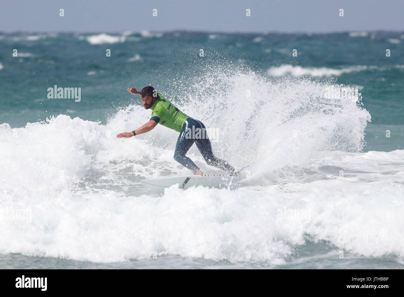 Fistral Beach, Newquay, Cornwall, England. 9 Aug, 2017. Surfer nehmen an Tag 1 Der boardmasters Meisterschaft in der Open Division. Raue See die Bedingungen schwierig. Stockfoto