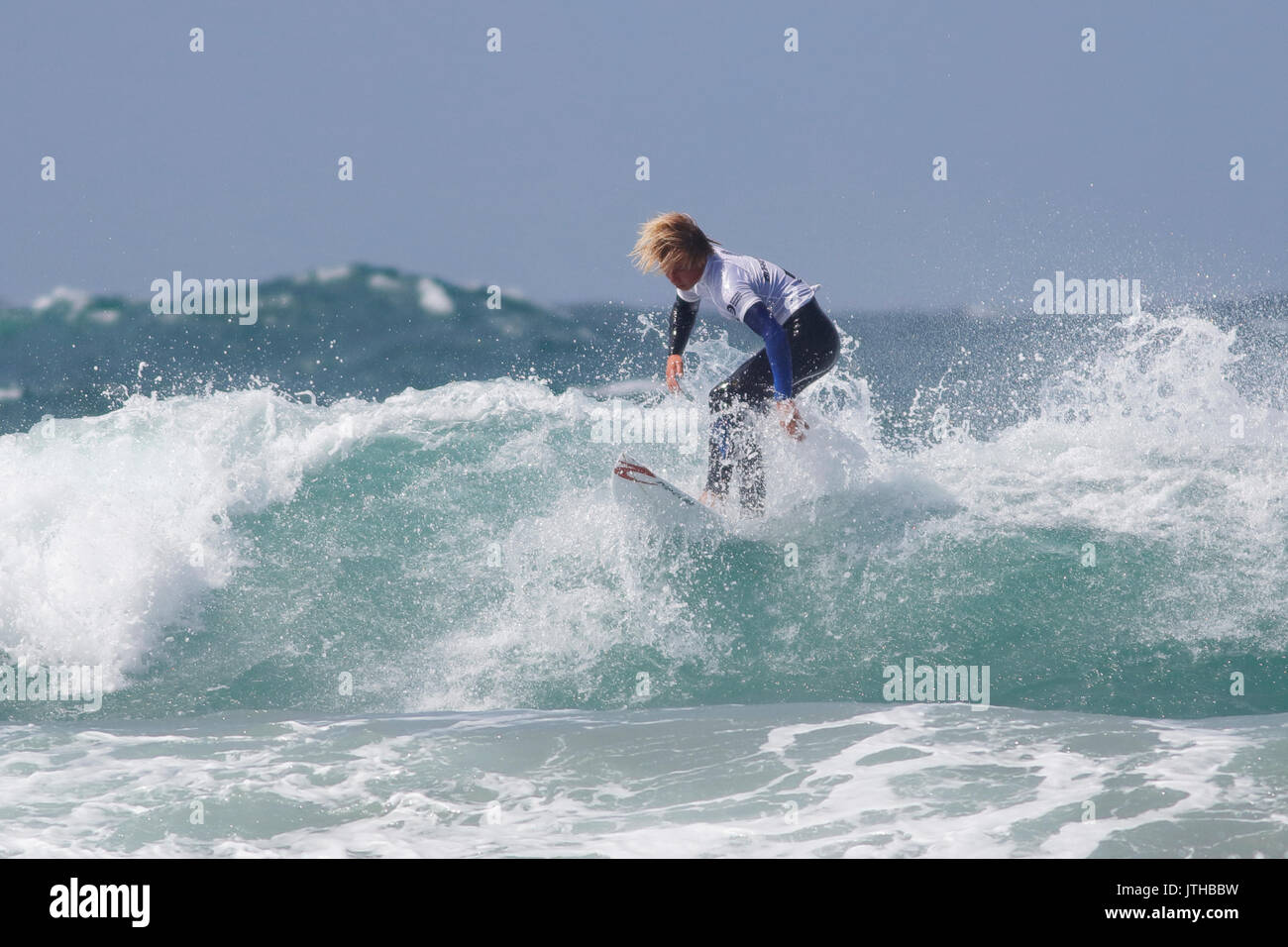 Fistral Beach, Newquay, Cornwall, England. 9 Aug, 2017. Surfer Harry Roth nimmt Teil an Tag 1 Der boardmasters Meisterschaft in der Open Division. Raue See die Bedingungen schwierig. Stockfoto
