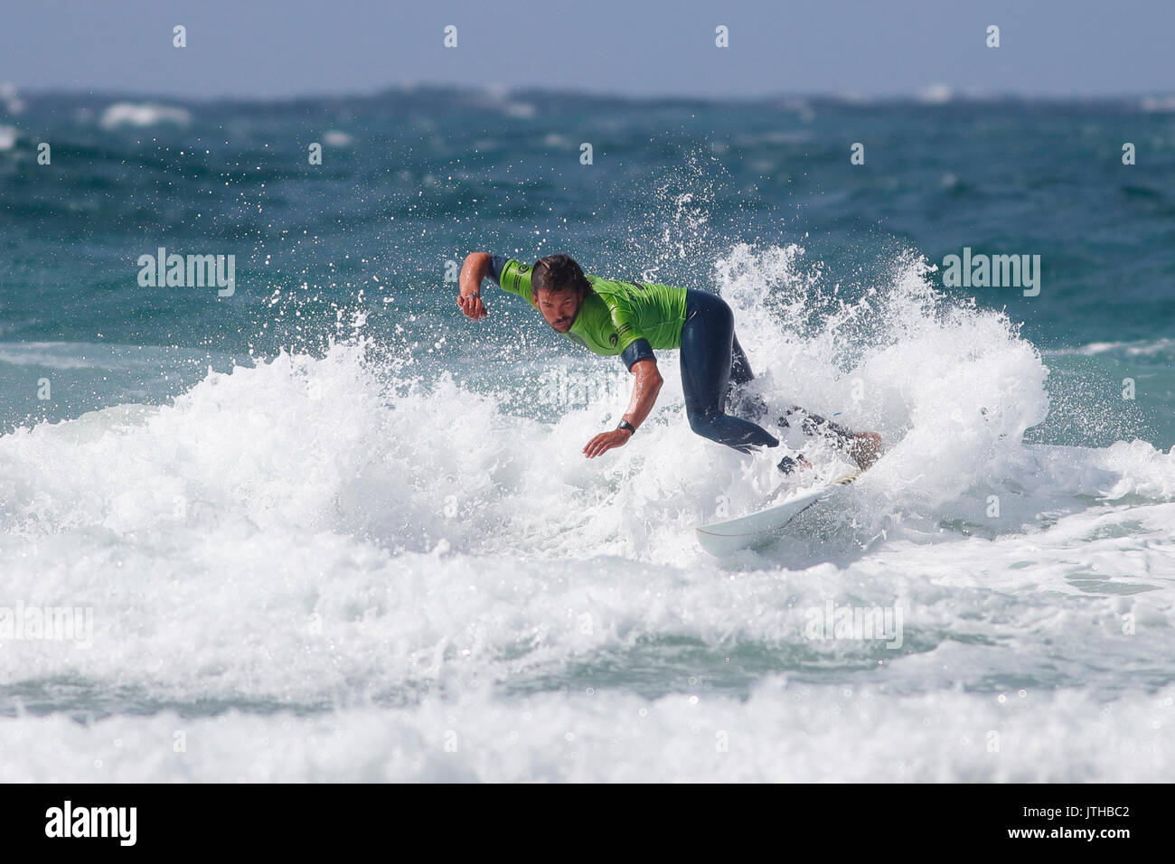 Fistral Beach, Newquay, Cornwall, England. 9 Aug, 2017. Surfer nehmen an Tag 1 Der boardmasters Meisterschaft in der Open Division. Raue See die Bedingungen schwierig. Stockfoto