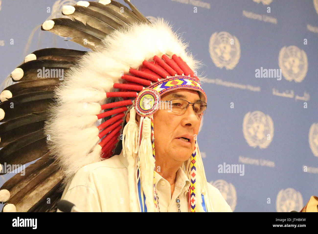 Uno, New York, USA. 9 Aug, 2017. Cree Chief Wilton Littlechild am Tag der indigenen Völker gegenüber der Presse sagte der Indigenen im Sicherheitsrat der Vereinten Nationen werden sollte. Foto: Matthew Russell Lee/Innenstadt Presse/Alamy leben Nachrichten Stockfoto