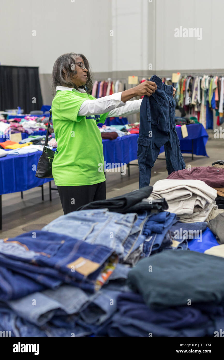 Detroit, Michigan, USA. 9 Aug, 2017. Kostenlose Second-Hand-Kleidung war für Patienten, die die Motor City Medical Mission, eine kostenfreie dreitägige medizinische Klinik der Adventist Medical Evangelism Network gesponsert zur Verfügung. Quelle: Jim West/Alamy leben Nachrichten Stockfoto