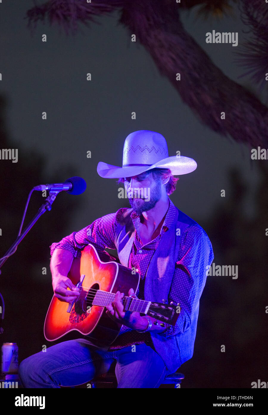 Pioneertown, Kalifornien, USA. 22. Juli 2017. Juli 22, 2017 - Pioneertown, CA - RYAN BINGHAM führt ein akustisches Set im Freien vor einer intimen Masse von ca. 100 Fans in einem Benefizkonzert für die Mojave Wüste Land Trust in Rimrock Ranch, nicht weit von der Joshua Tree National Park. Foto von David Poller Credit: David Poller/ZUMA Draht/Alamy leben Nachrichten Stockfoto