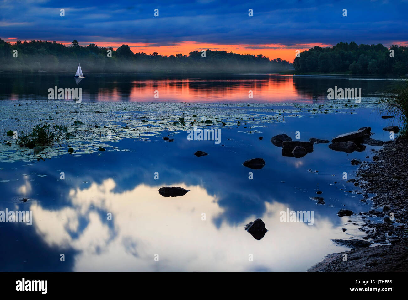 Schöne Aussicht auf den Sonnenuntergang auf Foggy River Stockfoto