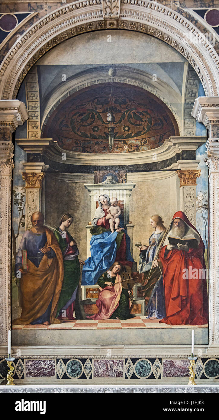 „Pala di San Zaccaria“ ist ein berühmter Altar in der Kirche San Zaccaria in Venedig. Es wurde von Giovanni Bellini geschaffen und ist ein bedeutendes Werk der italienischen Renaissance, das religiöse Themen und meisterhafte Komposition präsentiert. Stockfoto