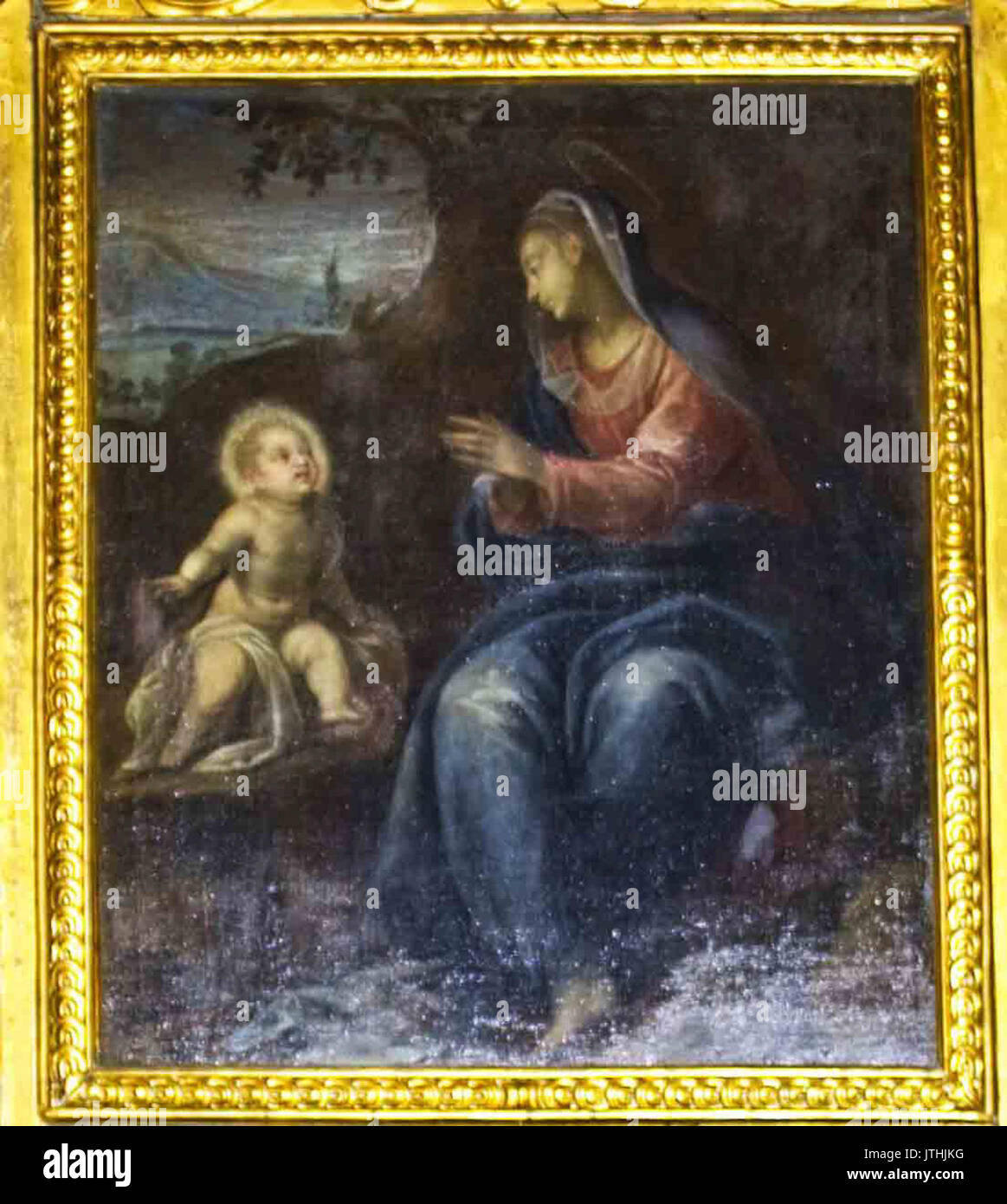 Dieses Kunstwerk mit dem Titel „Madonna mit Kind“ von Sante Peranda befindet sich in Cividale di Mirandola. Das Gemälde zeigt die Madonna und das Kind, ein ikonisches religiöses Motiv in der christlichen Kunst. Stockfoto