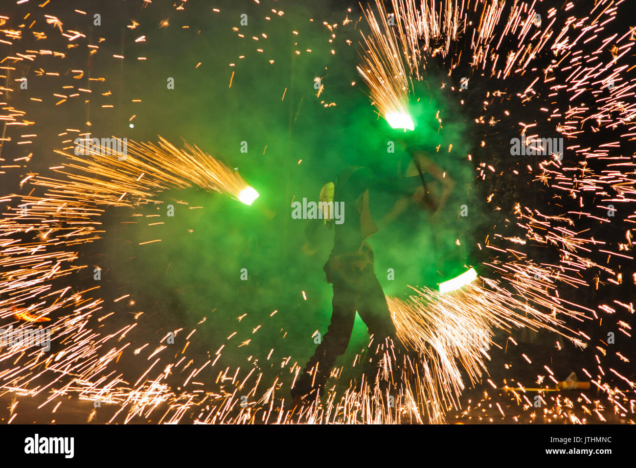 Kiew, Ukraine - Juni das 11-th, 2011: Kiew Feuer Fest an der partak' Stadium. Ein Künstler jongliert mit glitzernden Stäbe Stockfoto